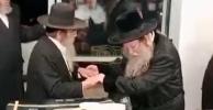 כ"ק אדמו"ר מקוזמיר שליט"א בייים טאנצן מיט הגאון הגדול רבי נתן הכהן קופשיץ שליט"א גאב"ד ביד"צ לשכת הפוסקים