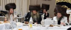 יומא דהילולא קמא: צענטראלע סעודת הילולא און סיום הש"ס בחצר הקודש קרעטשניף.