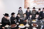 היסטארישע מעמד חנוכת הבית פארן נייעם פעסטונג פון וועלט בארימטע "עזרה ויעוץ", מיט די באטייליגונג פון צענדליגע אדמורי"ם רבנים ומורי הוראה