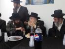 היסטארישע מעמד חנוכת הבית פארן נייעם פעסטונג פון וועלט בארימטע "עזרה ויעוץ", מיט די באטייליגונג פון צענדליגע אדמורי"ם רבנים ומורי הוראה