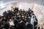 היסטארישע מעמד חנוכת הבית פארן נייעם פעסטונג פון וועלט בארימטע "עזרה ויעוץ", מיט די באטייליגונג פון צענדליגע אדמורי"ם רבנים ומורי הוראה