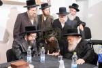 היסטארישע מעמד חנוכת הבית פארן נייעם פעסטונג פון וועלט בארימטע "עזרה ויעוץ", מיט די באטייליגונג פון צענדליגע אדמורי"ם רבנים ומורי הוראה