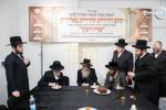 היסטארישע מעמד חנוכת הבית פארן נייעם פעסטונג פון וועלט בארימטע "עזרה ויעוץ", מיט די באטייליגונג פון צענדליגע אדמורי"ם רבנים ומורי הוראה