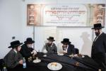 היסטארישע מעמד חנוכת הבית פארן נייעם פעסטונג פון וועלט בארימטע "עזרה ויעוץ", מיט די באטייליגונג פון צענדליגע אדמורי"ם רבנים ומורי הוראה