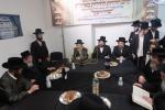 היסטארישע מעמד חנוכת הבית פארן נייעם פעסטונג פון וועלט בארימטע "עזרה ויעוץ", מיט די באטייליגונג פון צענדליגע אדמורי"ם רבנים ומורי הוראה