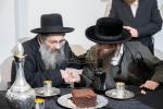 היסטארישע מעמד חנוכת הבית פארן נייעם פעסטונג פון וועלט בארימטע "עזרה ויעוץ", מיט די באטייליגונג פון צענדליגע אדמורי"ם רבנים ומורי הוראה