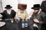 היסטארישע מעמד חנוכת הבית פארן נייעם פעסטונג פון וועלט בארימטע "עזרה ויעוץ", מיט די באטייליגונג פון צענדליגע אדמורי"ם רבנים ומורי הוראה