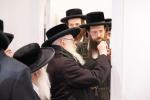 היסטארישע מעמד חנוכת הבית פארן נייעם פעסטונג פון וועלט בארימטע "עזרה ויעוץ", מיט די באטייליגונג פון צענדליגע אדמורי"ם רבנים ומורי הוראה