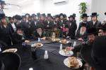 היסטארישע מעמד חנוכת הבית פארן נייעם פעסטונג פון וועלט בארימטע "עזרה ויעוץ", מיט די באטייליגונג פון צענדליגע אדמורי"ם רבנים ומורי הוראה