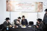היסטארישע מעמד חנוכת הבית פארן נייעם פעסטונג פון וועלט בארימטע "עזרה ויעוץ", מיט די באטייליגונג פון צענדליגע אדמורי"ם רבנים ומורי הוראה