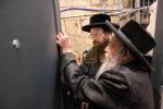 היסטארישע מעמד חנוכת הבית פארן נייעם פעסטונג פון וועלט בארימטע "עזרה ויעוץ", מיט די באטייליגונג פון צענדליגע אדמורי"ם רבנים ומורי הוראה