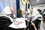 שמחת הברית לבן הנולד ביי כ"ק אדמו"ר מזוועהיל שליט"א, איידעם ביי הגה"צ ר' מרדכי טווערסקי זצ"ל, בנו הגדול פון כ"ק אדמו"ר מראחמיסטריווקא זצ"ל.