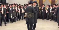 דער בריסקער ראש ישיבה הגרי"ז סאלאווייטשיק שליט"א האט נעכטן געטאנצן ביי א שבע ברכות מיט זיין פלימעניק, דער חתן אליהו סאלאווייטשיק.