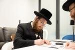 קאנגרעסמאן מייק לאולער טרעט אויף ביי פראכטפולן באנקעט פאר נגידים פונעם סקווירא "עמודי העולם" פראיעקט.