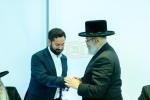 קאנגרעסמאן מייק לאולער טרעט אויף ביי פראכטפולן באנקעט פאר נגידים פונעם סקווירא "עמודי העולם" פראיעקט.