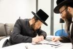 קאנגרעסמאן מייק לאולער טרעט אויף ביי פראכטפולן באנקעט פאר נגידים פונעם סקווירא "עמודי העולם" פראיעקט.