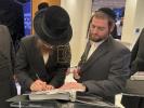 קאנגרעסמאן מייק לאולער טרעט אויף ביי פראכטפולן באנקעט פאר נגידים פונעם סקווירא "עמודי העולם" פראיעקט.