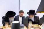 קאנגרעסמאן מייק לאולער טרעט אויף ביי פראכטפולן באנקעט פאר נגידים פונעם סקווירא "עמודי העולם" פראיעקט.