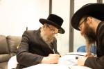 קאנגרעסמאן מייק לאולער טרעט אויף ביי פראכטפולן באנקעט פאר נגידים פונעם סקווירא "עמודי העולם" פראיעקט.