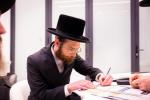 קאנגרעסמאן מייק לאולער טרעט אויף ביי פראכטפולן באנקעט פאר נגידים פונעם סקווירא "עמודי העולם" פראיעקט.