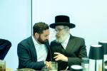 קאנגרעסמאן מייק לאולער טרעט אויף ביי פראכטפולן באנקעט פאר נגידים פונעם סקווירא "עמודי העולם" פראיעקט.