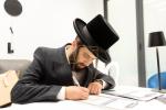 קאנגרעסמאן מייק לאולער טרעט אויף ביי פראכטפולן באנקעט פאר נגידים פונעם סקווירא "עמודי העולם" פראיעקט.