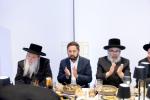 קאנגרעסמאן מייק לאולער טרעט אויף ביי פראכטפולן באנקעט פאר נגידים פונעם סקווירא "עמודי העולם" פראיעקט.