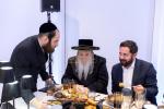 קאנגרעסמאן מייק לאולער טרעט אויף ביי פראכטפולן באנקעט פאר נגידים פונעם סקווירא "עמודי העולם" פראיעקט.