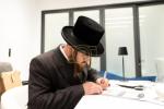 קאנגרעסמאן מייק לאולער טרעט אויף ביי פראכטפולן באנקעט פאר נגידים פונעם סקווירא "עמודי העולם" פראיעקט.