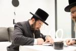 קאנגרעסמאן מייק לאולער טרעט אויף ביי פראכטפולן באנקעט פאר נגידים פונעם סקווירא "עמודי העולם" פראיעקט.