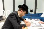 קאנגרעסמאן מייק לאולער טרעט אויף ביי פראכטפולן באנקעט פאר נגידים פונעם סקווירא "עמודי העולם" פראיעקט.