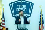 קאנגרעסמאן מייק לאולער טרעט אויף ביי פראכטפולן באנקעט פאר נגידים פונעם סקווירא "עמודי העולם" פראיעקט.