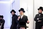 קאנגרעסמאן מייק לאולער טרעט אויף ביי פראכטפולן באנקעט פאר נגידים פונעם סקווירא "עמודי העולם" פראיעקט.