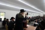 הגאון ר' אפרים וואקסמאן שליט"א טרעט אויף פאר די תלמידים פון ישיבת צאנז סטעטן איילענד, אין מחנה 'עבודת נפתלי' צאנז.