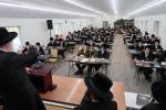 הגאון ר' אפרים וואקסמאן שליט"א טרעט אויף פאר די תלמידים פון ישיבת צאנז סטעטן איילענד, אין מחנה 'עבודת נפתלי' צאנז.