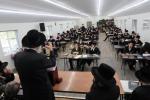 הגאון ר' אפרים וואקסמאן שליט"א טרעט אויף פאר די תלמידים פון ישיבת צאנז סטעטן איילענד, אין מחנה 'עבודת נפתלי' צאנז.
