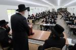 הגאון ר' אפרים וואקסמאן שליט"א טרעט אויף פאר די תלמידים פון ישיבת צאנז סטעטן איילענד, אין מחנה 'עבודת נפתלי' צאנז.