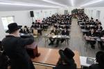 הגאון ר' אפרים וואקסמאן שליט"א טרעט אויף פאר די תלמידים פון ישיבת צאנז סטעטן איילענד, אין מחנה 'עבודת נפתלי' צאנז.