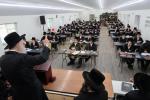 הגאון ר' אפרים וואקסמאן שליט"א טרעט אויף פאר די תלמידים פון ישיבת צאנז סטעטן איילענד, אין מחנה 'עבודת נפתלי' צאנז.