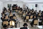 הגאון ר' אפרים וואקסמאן שליט"א טרעט אויף פאר די תלמידים פון ישיבת צאנז סטעטן איילענד, אין מחנה 'עבודת נפתלי' צאנז.