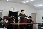 הגאון ר' אפרים וואקסמאן שליט"א טרעט אויף פאר די תלמידים פון ישיבת צאנז סטעטן איילענד, אין מחנה 'עבודת נפתלי' צאנז.