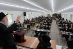 הגאון ר' אפרים וואקסמאן שליט"א טרעט אויף פאר די תלמידים פון ישיבת צאנז סטעטן איילענד, אין מחנה 'עבודת נפתלי' צאנז.