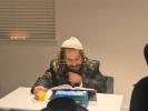 כ"ק אדמו"ר מקרעטשניף כפר עטה שליט"א מיט בחורים אין קעמפ, אינאיינעם מיט קומזיצער אברהם מרדכי שווארץ.