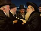 בילדער גאלעריע: כ"ק אדמו"ר מצאנז קלויזענבורג שליט"א באזוכט אין ארה"ק דריטער טייל