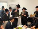 איבערראשנדן בליץ באזוך דורך כ"ק אדמו"ר מסאטמאר שליט"א נעכטן מיטוואך ביינאכט אין לעיקוואוד - ענגער מסיבת קבלת פנים בבית הרה"ג ר' יודא דוד לעפקאוויטש שליט"א יו"ר עוזר וסומך לעיקוואוד ברענגט אריין א פערטל מיליאן דאלער פון נדיבי עם תושבי לעיקוואוד לטובת המוס
