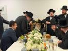 איבערראשנדן בליץ באזוך דורך כ"ק אדמו"ר מסאטמאר שליט"א נעכטן מיטוואך ביינאכט אין לעיקוואוד - ענגער מסיבת קבלת פנים בבית הרה"ג ר' יודא דוד לעפקאוויטש שליט"א יו"ר עוזר וסומך לעיקוואוד ברענגט אריין א פערטל מיליאן דאלער פון נדיבי עם תושבי לעיקוואוד לטובת המוס