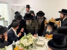 איבערראשנדן בליץ באזוך דורך כ"ק אדמו"ר מסאטמאר שליט"א נעכטן מיטוואך ביינאכט אין לעיקוואוד - ענגער מסיבת קבלת פנים בבית הרה"ג ר' יודא דוד לעפקאוויטש שליט"א יו"ר עוזר וסומך לעיקוואוד ברענגט אריין א פערטל מיליאן דאלער פון נדיבי עם תושבי לעיקוואוד לטובת המוס