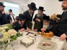 איבערראשנדן בליץ באזוך דורך כ"ק אדמו"ר מסאטמאר שליט"א נעכטן מיטוואך ביינאכט אין לעיקוואוד - ענגער מסיבת קבלת פנים בבית הרה"ג ר' יודא דוד לעפקאוויטש שליט"א יו"ר עוזר וסומך לעיקוואוד ברענגט אריין א פערטל מיליאן דאלער פון נדיבי עם תושבי לעיקוואוד לטובת המוס