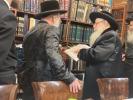 בילדער גאלעריע: כ"ק אדמו"ר מצאנז קלויזענבורג שליט"א אויף א קורצע באזוך אין ארה"ק צווייטער טייל