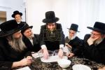 מעמד חלוקת הירושה אויף די כלי כסף וזהב פון כ"ק בעל ברך משה זצ"ל, אין שטוב פון הרבני הנגיד בונה ומקים ר' ליפא פריעדמאן הי"ו בן הרה"ח ר' משה שליט"א משב"ק. 